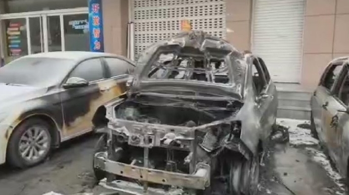 果然视频丨滕州一小区附近车辆着火，车烧的只剩骨架
