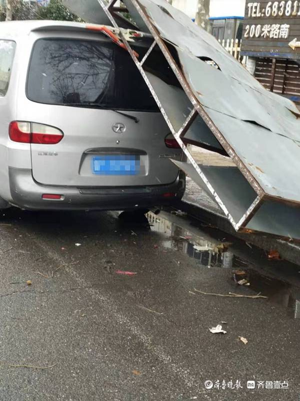 情报站|大风刮倒广告牌！烟台祥祯路路边车辆惨被砸