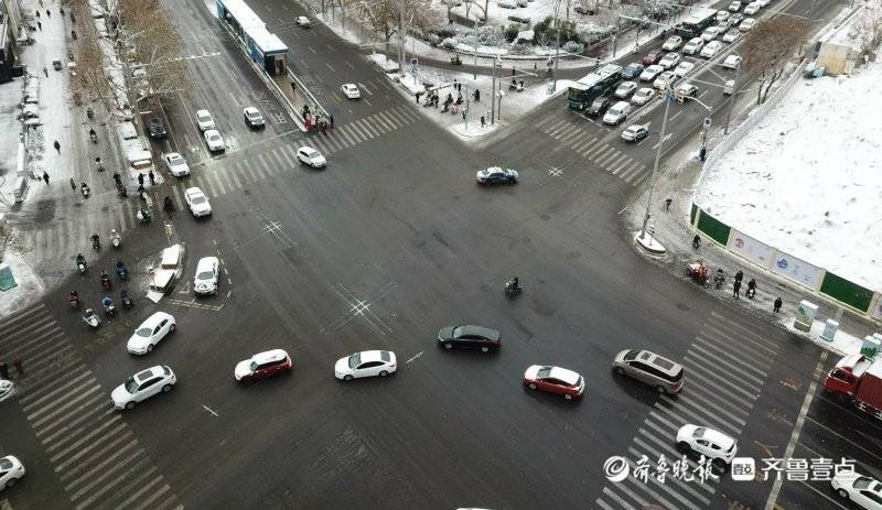 “半小时走了300米”受降雪影响，山东省内多地路况出现拥堵