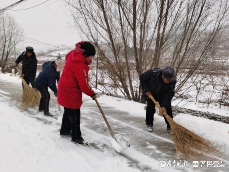 沂水县诸葛镇耿家王峪村，村民义务除雪