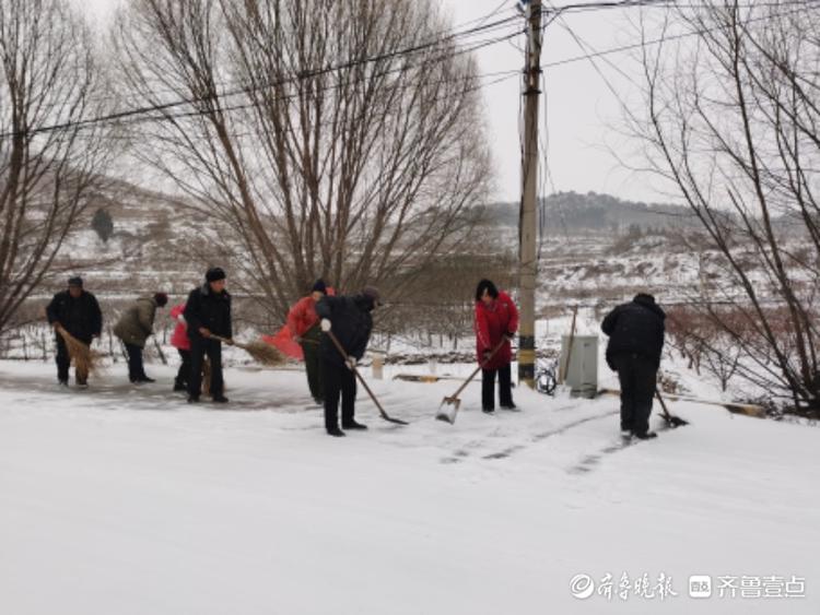 沂水县诸葛镇耿家王峪村，村民义务除雪