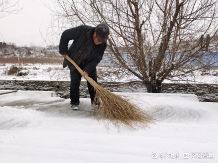 沂水县诸葛镇耿家王峪村，村民义务除雪