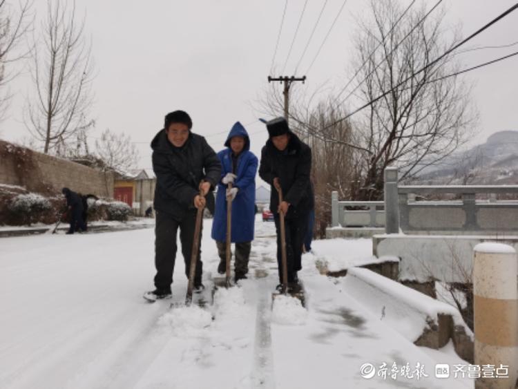 沂水县诸葛镇耿家王峪村，村民义务除雪
