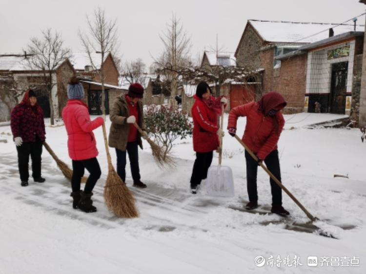 沂水县诸葛镇耿家王峪村，村民义务除雪