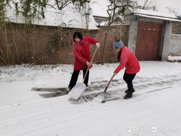 沂水县诸葛镇耿家王峪村，村民义务除雪
