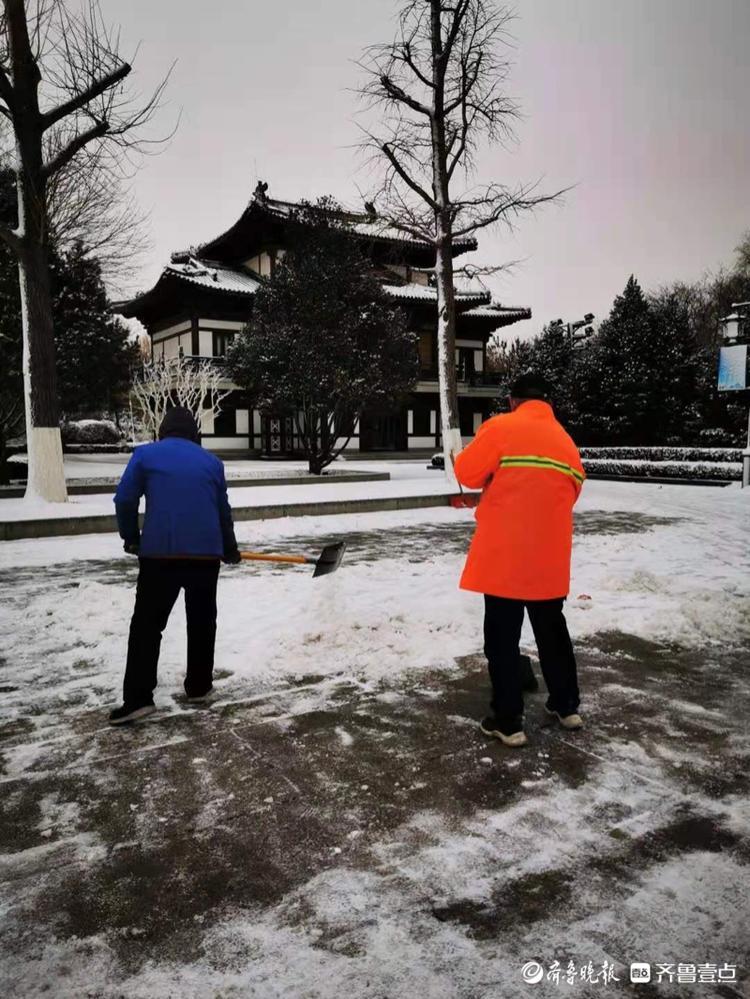 大明湖景区里除雪忙，为游客扫出安全路