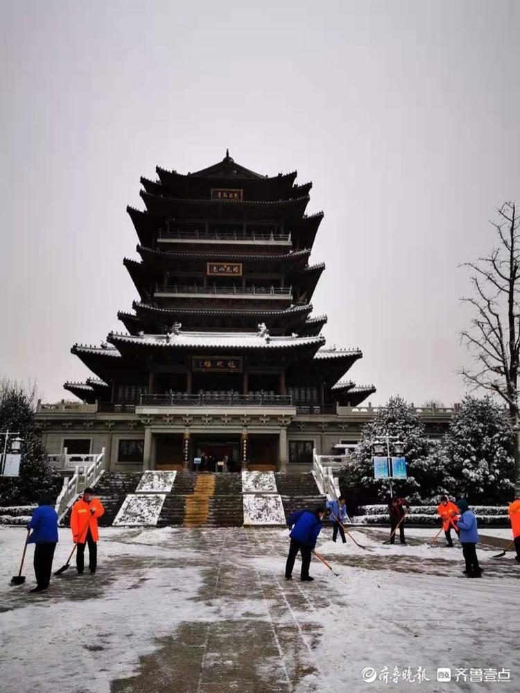 大明湖景区里除雪忙，为游客扫出安全路