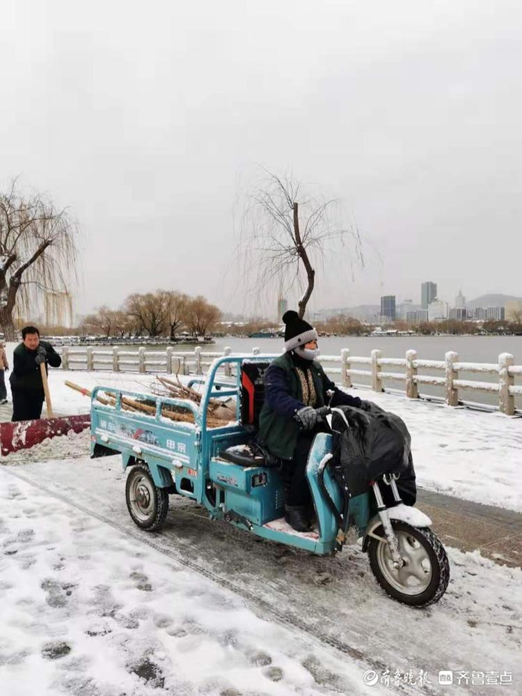 大明湖景区里除雪忙，为游客扫出安全路