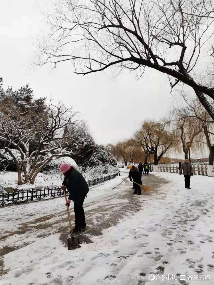 大明湖景区里除雪忙，为游客扫出安全路