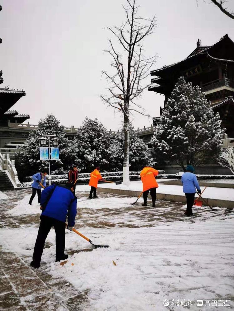 大明湖景区里除雪忙，为游客扫出安全路
