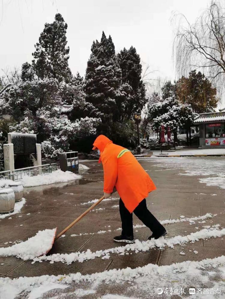 大明湖景区里除雪忙，为游客扫出安全路