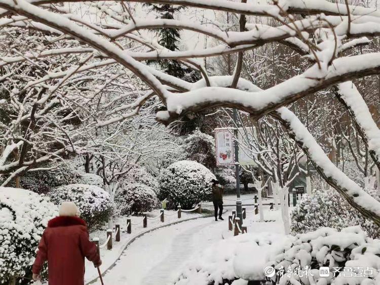 赤霞广场北边的小广场，看这银装素裹的美景