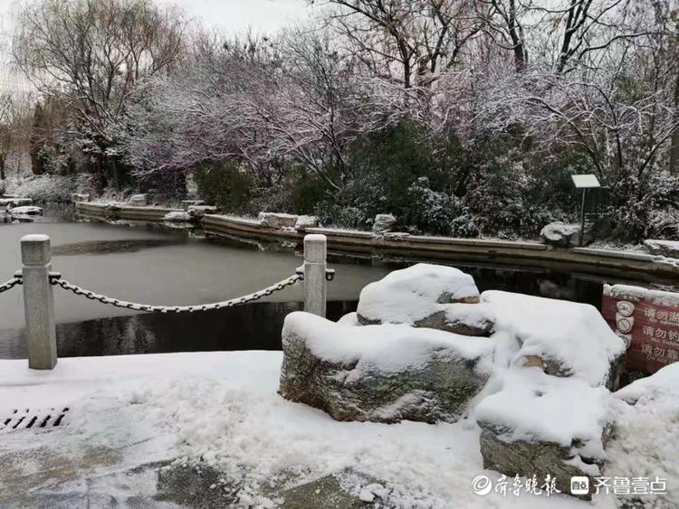 赤霞广场北边的小广场，看这银装素裹的美景