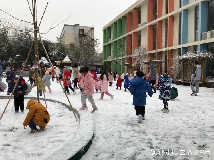 下雪了，幼儿园里的小孩子们在雪地里嗨翻天