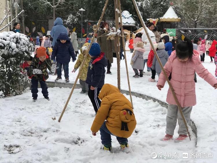 下雪了，幼儿园里的小孩子们在雪地里嗨翻天