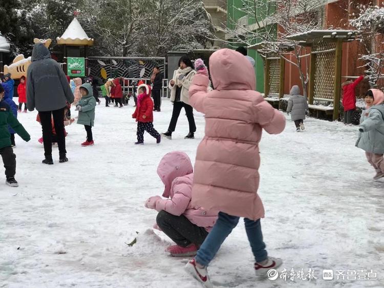 下雪了，幼儿园里的小孩子们在雪地里嗨翻天