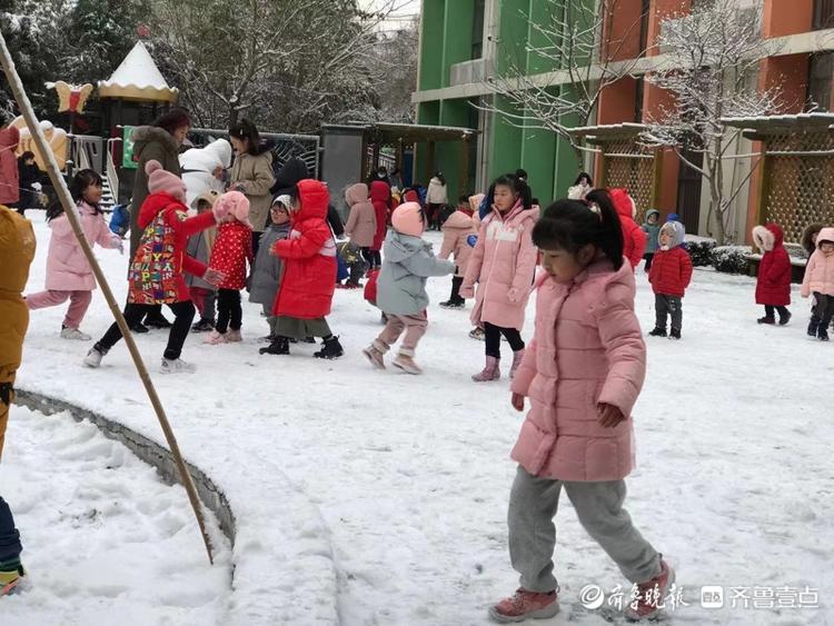 下雪了，幼儿园里的小孩子们在雪地里嗨翻天