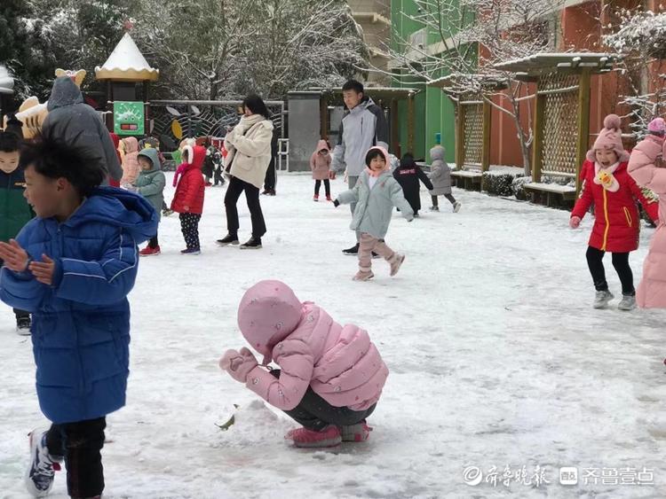 下雪了，幼儿园里的小孩子们在雪地里嗨翻天