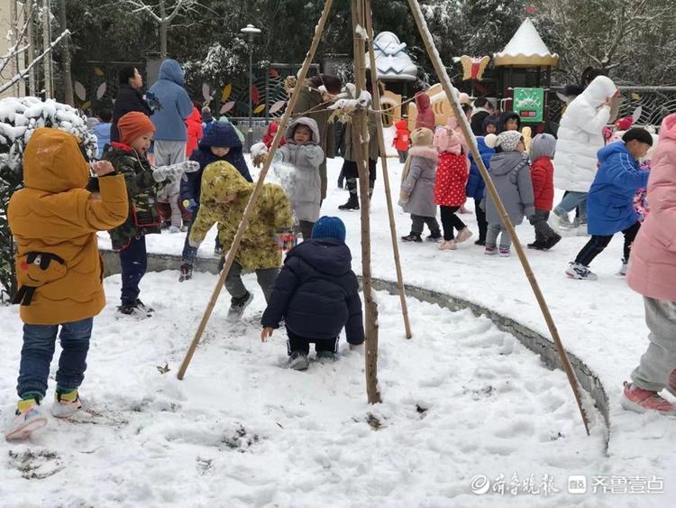 下雪了，幼儿园里的小孩子们在雪地里嗨翻天