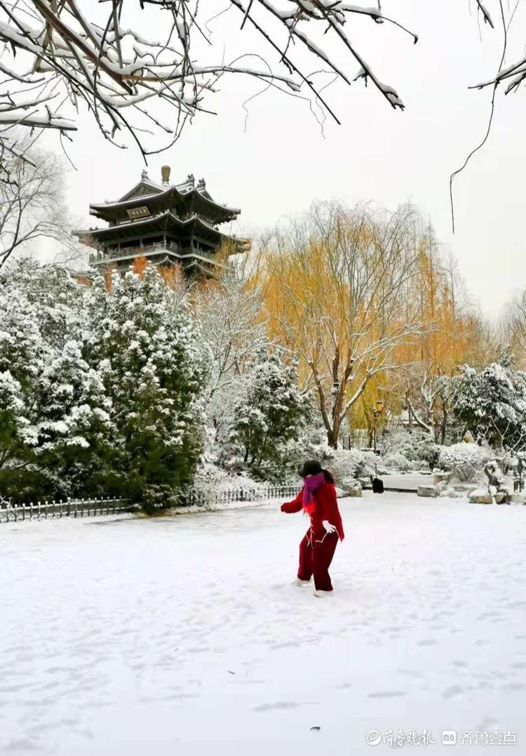 大明湖里除雪忙，向劳动者致敬
