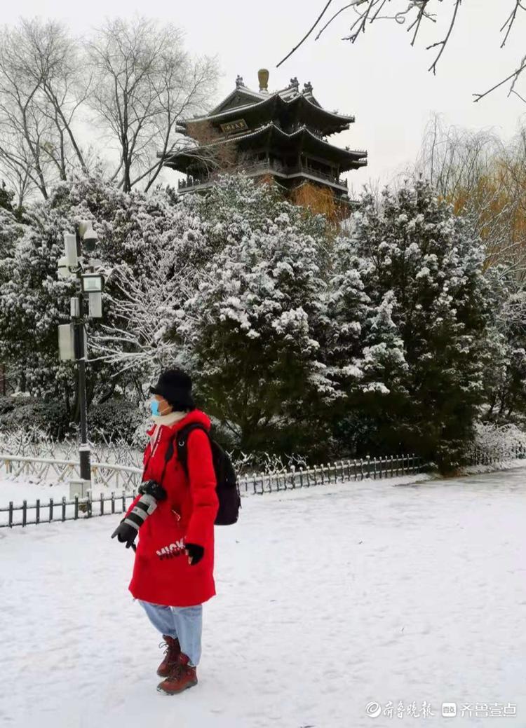 大明湖里除雪忙，向劳动者致敬