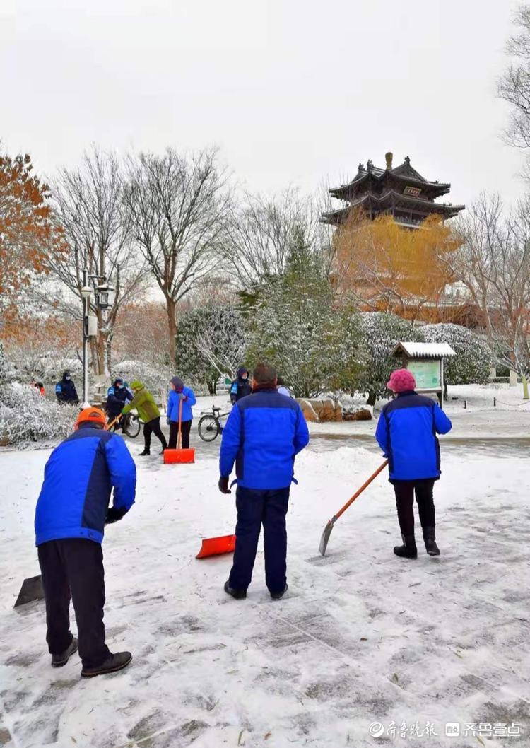大明湖里除雪忙，向劳动者致敬
