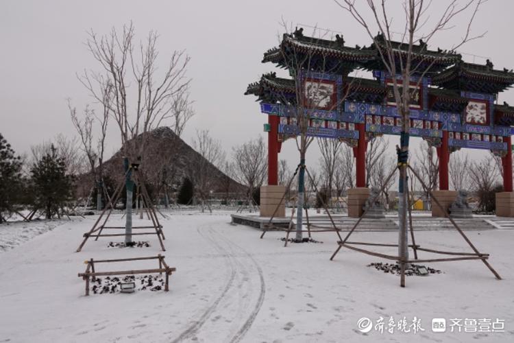 雪后华山湖公园，山体白茫茫一片