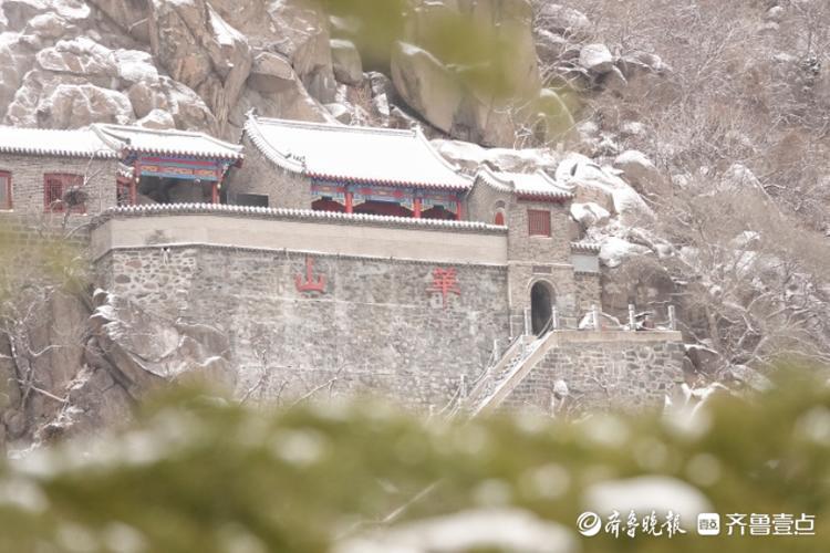 雪后华山湖公园，山体白茫茫一片