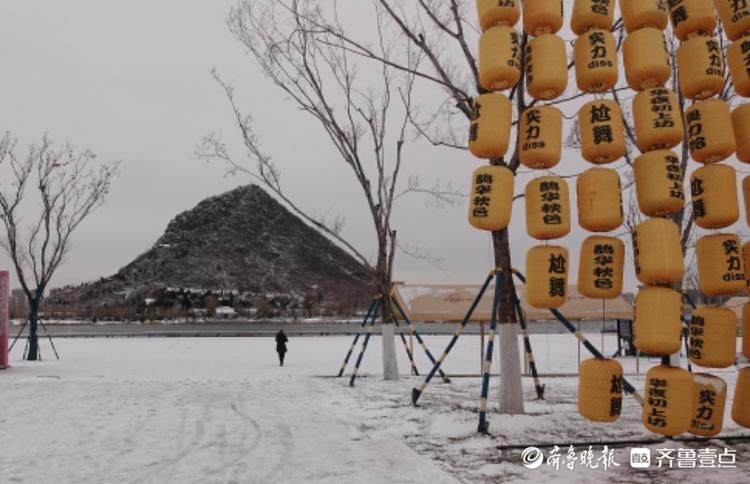 雪后华山湖公园，山体白茫茫一片