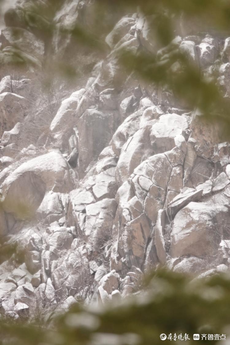 雪后华山湖公园，山体白茫茫一片