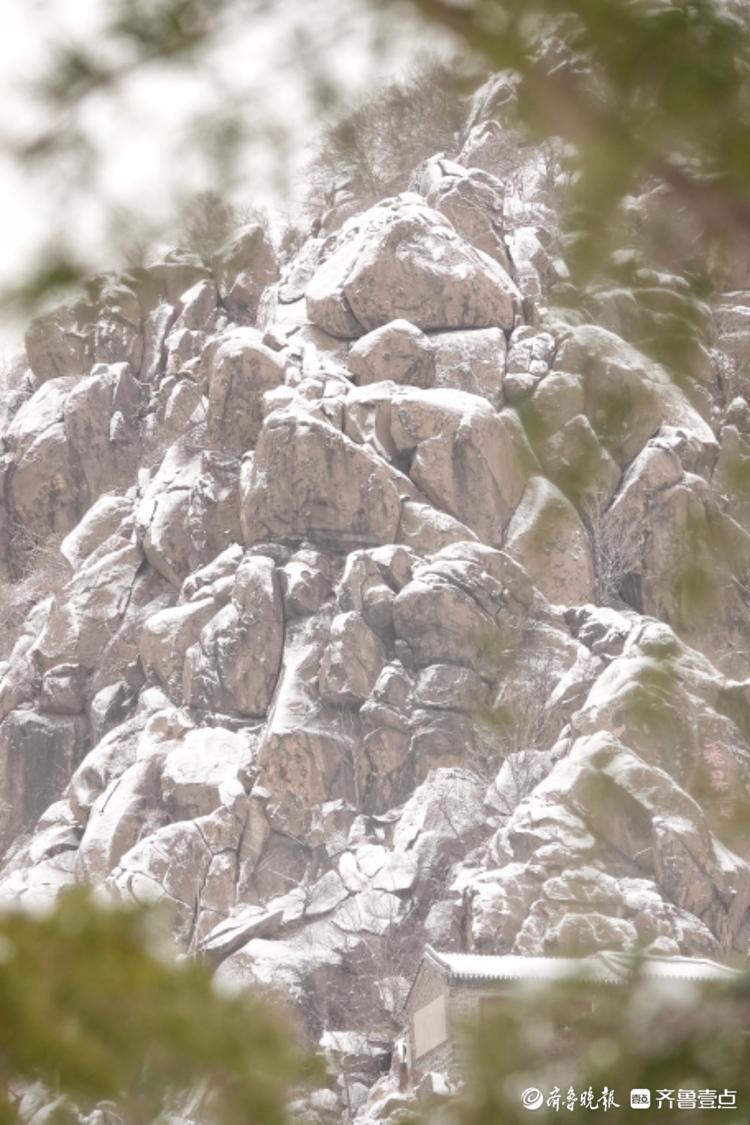 雪后华山湖公园，山体白茫茫一片