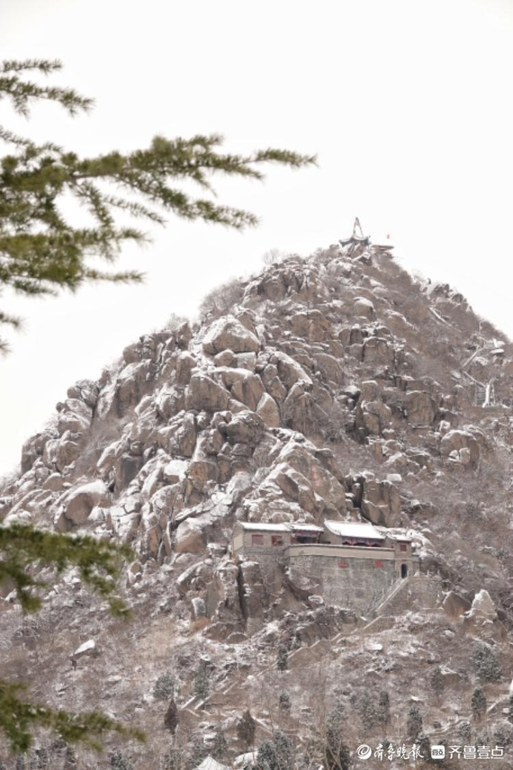 雪后华山湖公园，山体白茫茫一片