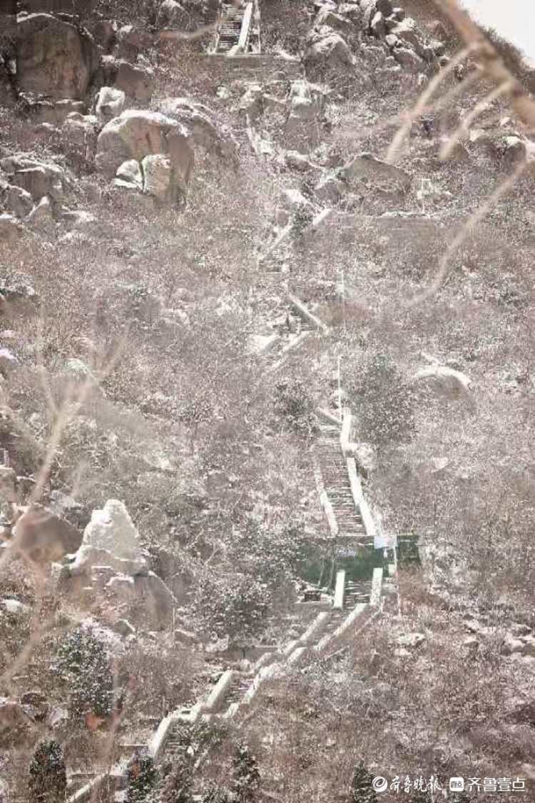 雪后华山湖公园，山体白茫茫一片