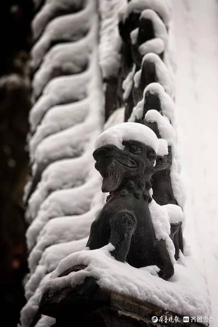 雪后华阳宫，古建筑上积满了雪