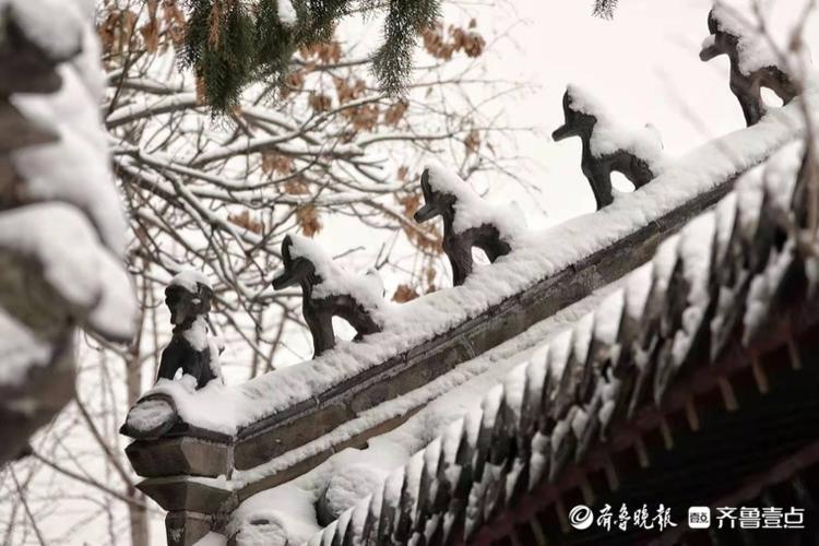 雪后华阳宫，古建筑上积满了雪