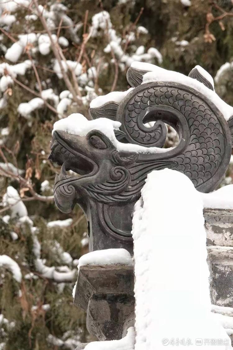 雪后华阳宫，古建筑上积满了雪