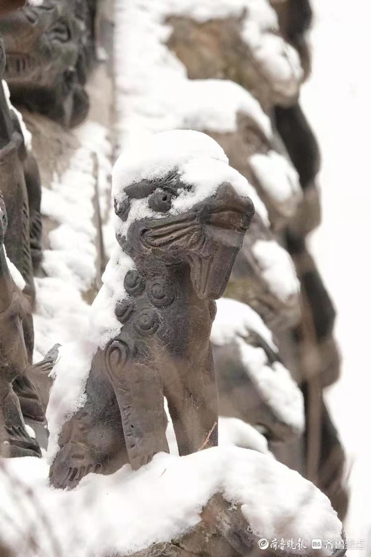 雪后华阳宫，古建筑上积满了雪