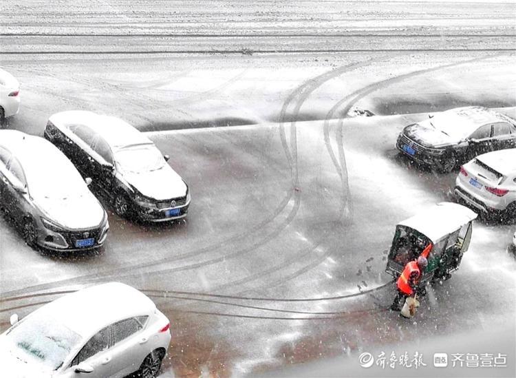 大雪纷飞，环卫工人橘红色身影格外显眼