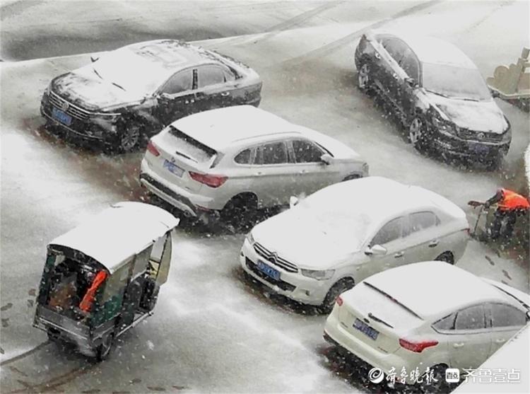 大雪纷飞，环卫工人橘红色身影格外显眼
