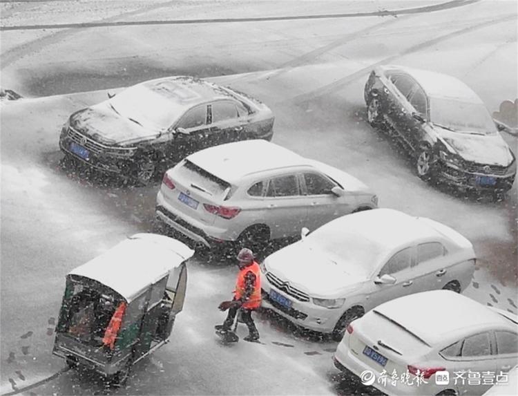 大雪纷飞，环卫工人橘红色身影格外显眼