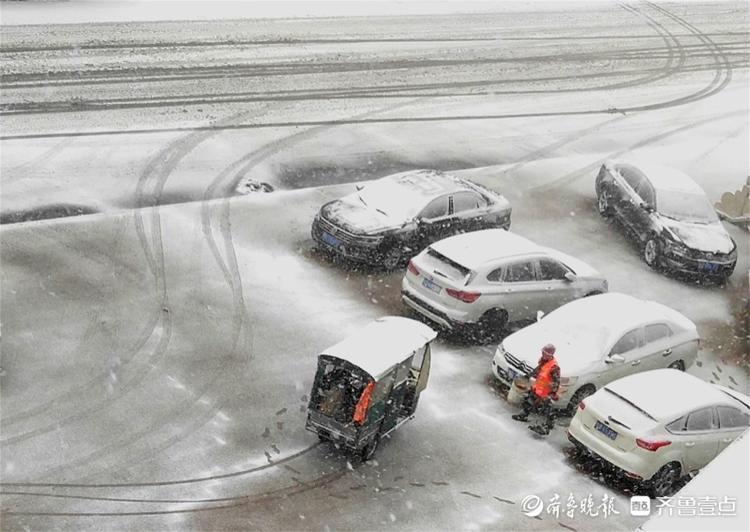 大雪纷飞，环卫工人橘红色身影格外显眼
