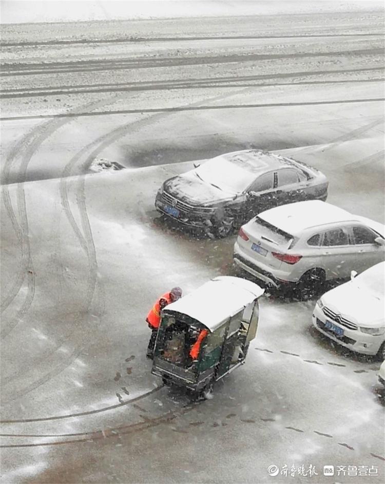 大雪纷飞，环卫工人橘红色身影格外显眼