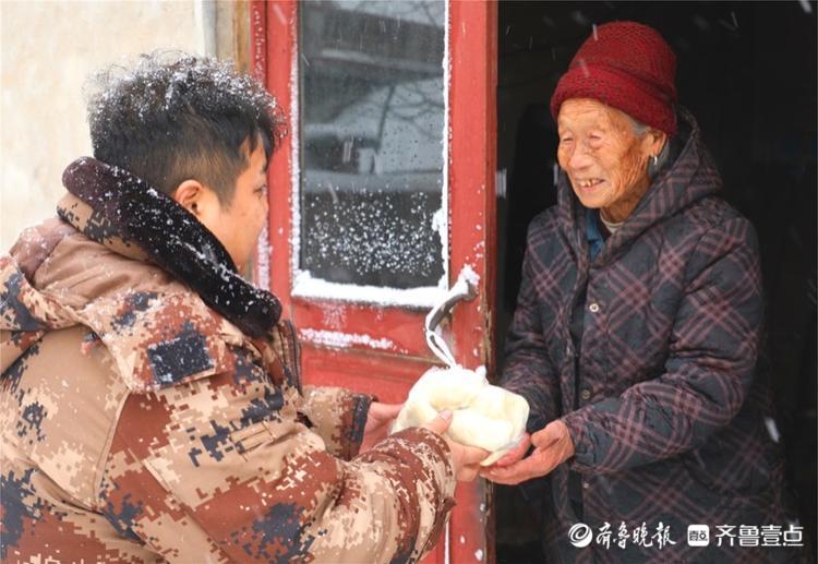 大雪封门，热包子送上独居老人的家门