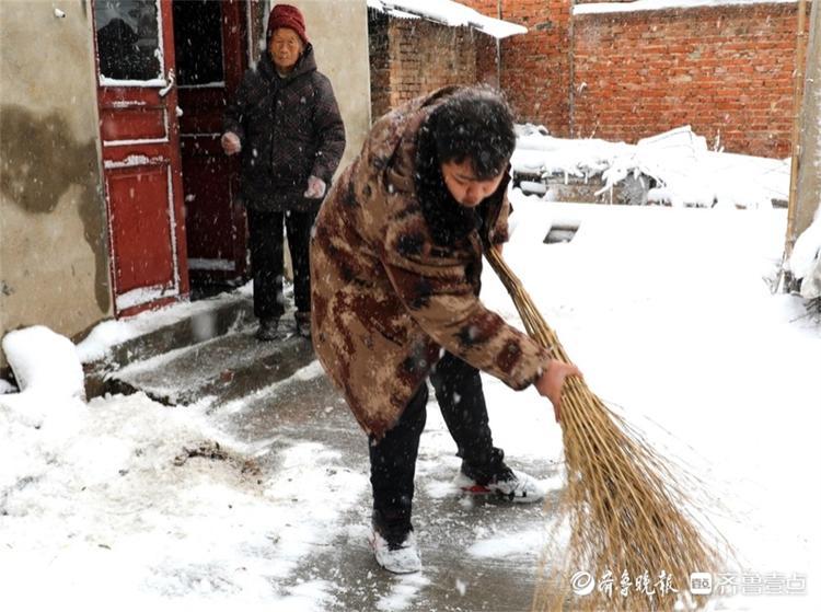 大雪封门，热包子送上独居老人的家门