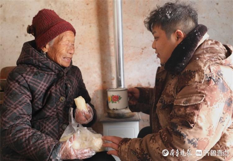 大雪封门，热包子送上独居老人的家门