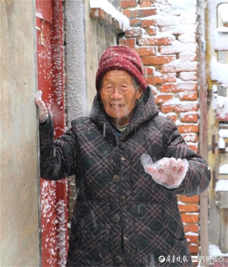 大雪封门，热包子送上独居老人的家门