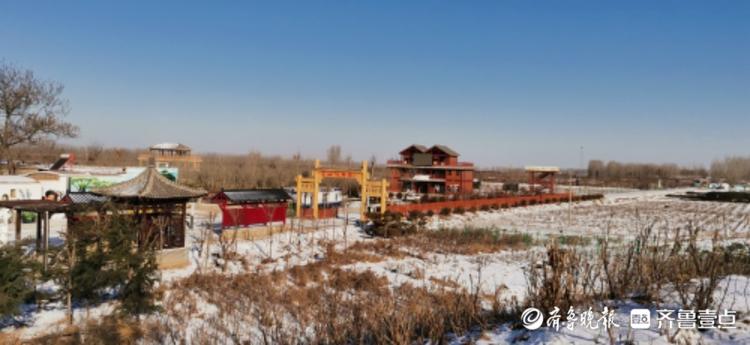 雪后鲁西东阿县艾山脚下，村庄沉浸在冬日宁静中
