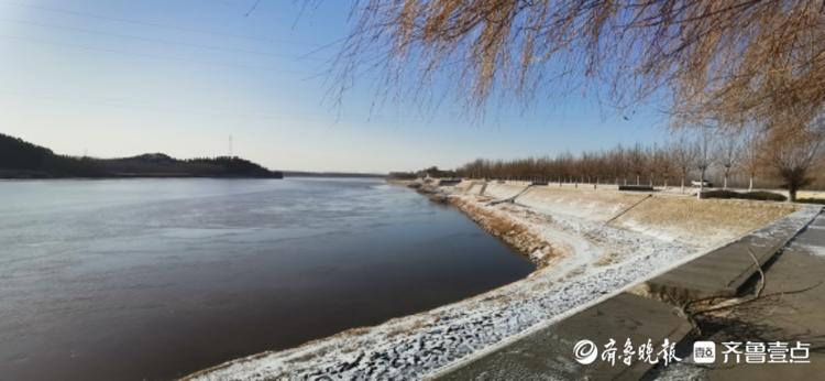 雪后鲁西东阿县艾山脚下，村庄沉浸在冬日宁静中