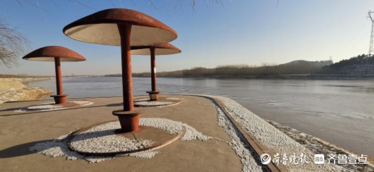 雪后鲁西东阿县艾山脚下，村庄沉浸在冬日宁静中