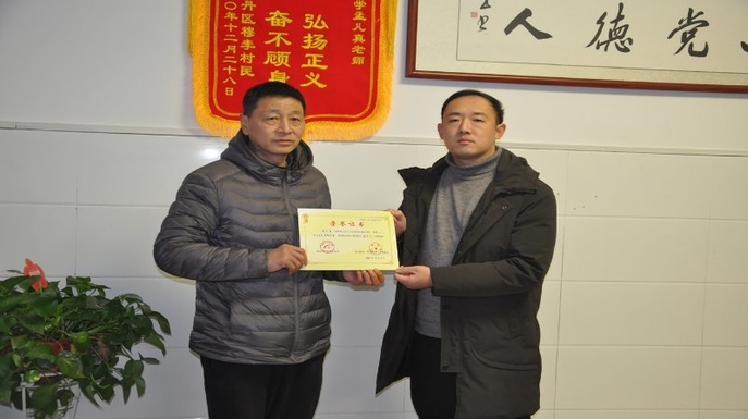 菏泽带伤救人老师获天天正能量特别奖，他将一万奖金全部捐出